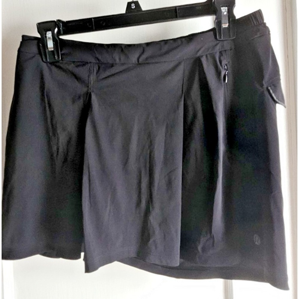Lululemon black shorts pleated front large‎ zipr pockets inseam 2.25" Sz 8
